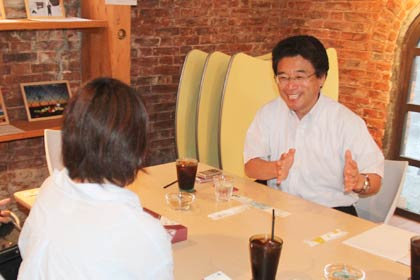 「みんくる」っ加藤さんの話を聞く藪本市長