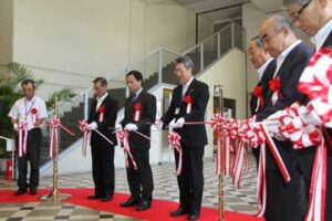 19、20の2日間、燕三条地場産業振興センターで開かれている2013燕三条ものづくり連携フォーラムがバリ取り仕上げ加工技術展 in 燕三条2013のテープカット