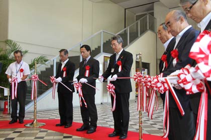 19、20の2日間、燕三条地場産業振興センターで開かれている2013燕三条ものづくり連携フォーラムがバリ取り仕上げ加工技術展 in 燕三条2013のテープカット
