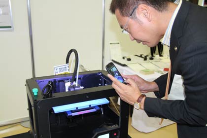 3Dプリンターに興味津々の国定三条市長