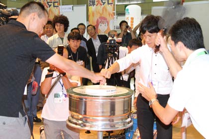 2013燕三条ものづくり連携フォーラムの目玉イベントして開かれた全日本製造業コマ大戦燕三条特別大会
