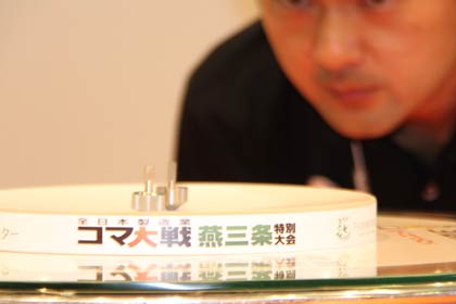 金属加工技術などを惜しみなく注いだ直径20ミリの小さなコマが競う