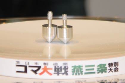 左が負けた三条市のコマ、右が勝った燕市のコマ