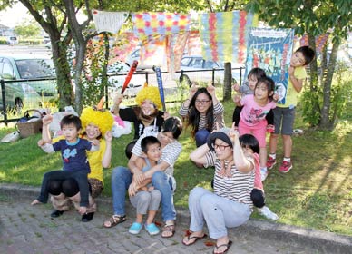 完成した染紙の前でにみんなで記念写真