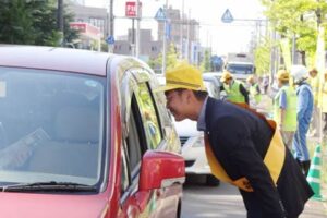 秋の全国交通安全運動で三条市役所前で一斉街頭指導