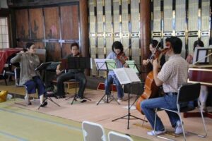 22日の第47回お寺で音楽を楽しむ会「E‐OBILI PLAYS BACH」に向けて19日、福勝寺で行われたリハーサル