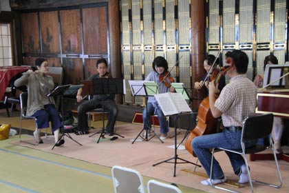 22日の第47回お寺で音楽を楽しむ会「E‐OBILI PLAYS BACH」に向けて19日、福勝寺で行われたリハーサル