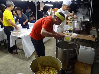 1杯100円で販売したカレーラーメン