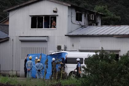 遺体が運び出される