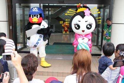開会式にはつば九郎に加えてきららんも登場