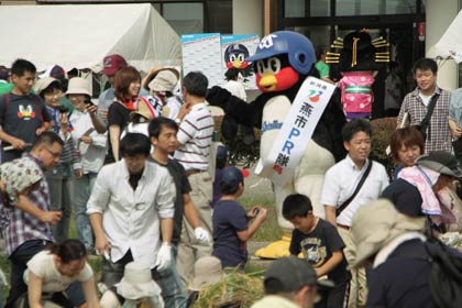 つば九郎も稲刈りを応援