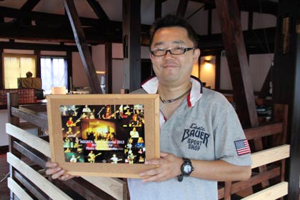 酒屋やよいで開かれている「NIIGATAフォーク・ジャンボリー2013写真展&生ライブ」で展示している写真を撮影した金子さん