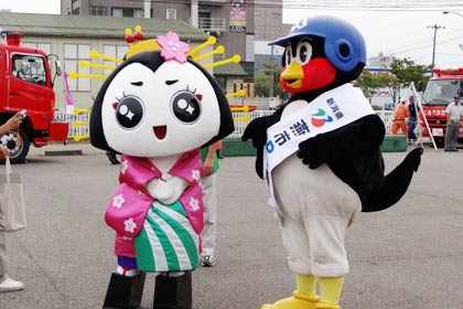 つば九郎ときららんのツーショット