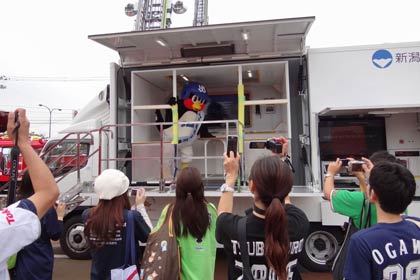 起震車を体験するつば九郎にファンのカメラ