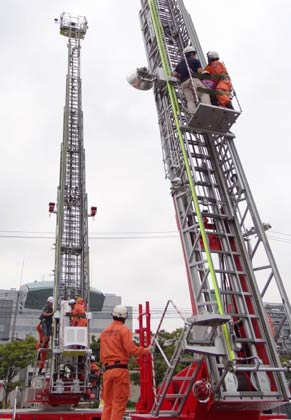 ことしも人気だったはしご車の搭乗体験
