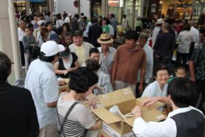 22日、燕市・サンロード宮町商店街のオーバーアーケードの下で行われた「感謝のビアガーデン祭り」、焼きそば300食の無料配布に行列
