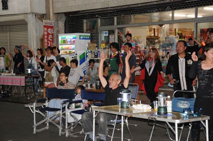 オープンマイクで盛り上がる来場者や商店街の人たち