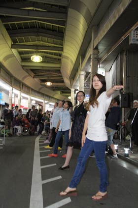 アーケードの下で木場小路万灯組がお玉さんOGによる踊りを披露