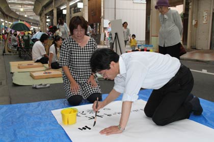 皆で書道ガールズの書き始めは鈴木市長から