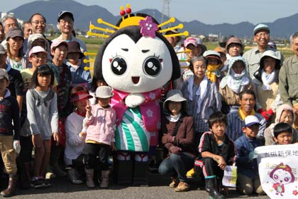 燕市のゆるキャラ「きららん」も参加して記念撮影