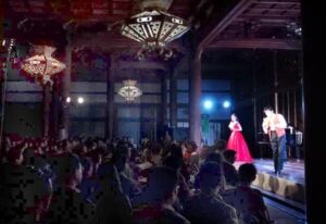 28日夜、三条市・三条別院で開かれたオペラコンサート「三条別院あかりコンサート~華やかなる歌声!~」