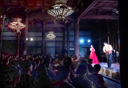 28日夜、三条市・三条別院で開かれたオペラコンサート「三条別院あかりコンサート～華やかなる歌声！～」
