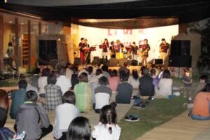 いわむろやの2年目の野外音楽フェス「いわむロック」は秋晴れに恵まれて裕に2,000人を超す来場者で熱気