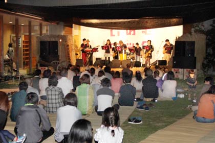29日、新潟市岩室観光施設いわむろやで開かれた野外音楽フェスティバル「いわむロックFESTIVAL 2013」