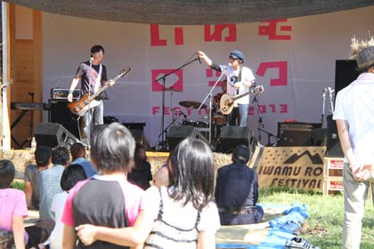 日中のライブ演奏