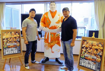 10月に三条市栄体育館で開く試合「ANNIVERSARY TOUR 2013 全日本プロレス」を前に特別養護老人ホーム「さわたりの郷」を慰問した全日本プロレスの秋山選手(右)と潮崎選手(左)がジャイアント馬場の人形と並んで