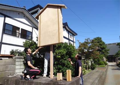 鎚起駒札のダミーをベニヤ板で原寸で作り、参道入り口への設置を試した