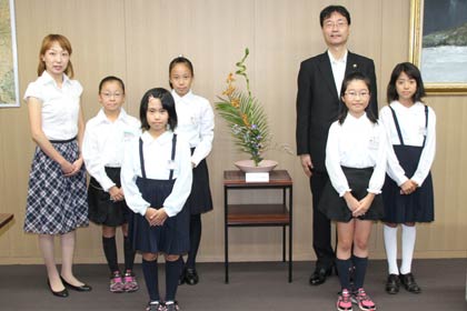 鈴木市長とクラブ生で記念写真