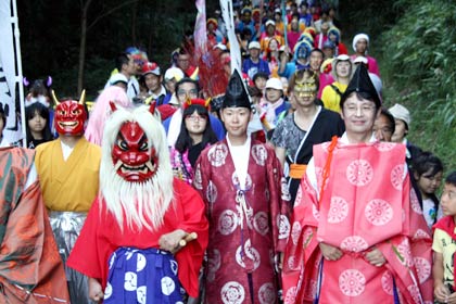 約400人が参加した酒呑童子行列