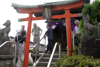 10月1日の秋祭りを前に30日午後、近所の年配の人たちの手で準備が進んだ燕市中央通り1の保食神社
