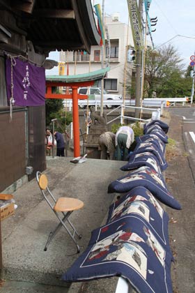 座布団を天日干しで乾燥