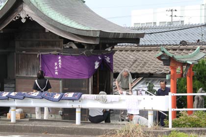 堤防の上に立つ保食神社