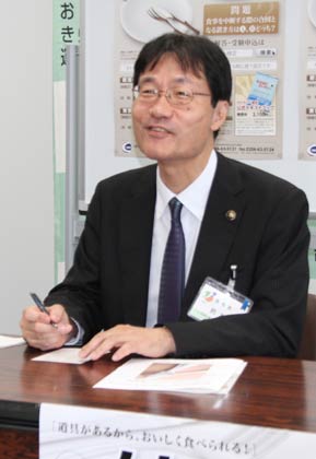 第1回ソムリエ・ミーティング「テーブルマナー講習会」の申込書に記入する鈴木市長
