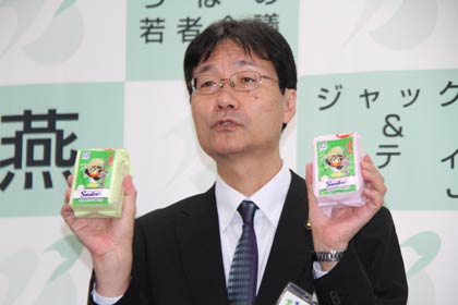 定例記者会見を行う鈴木力燕市長