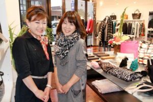 ブティック「ジェンティール」とシェアショップする形で営業するインポートショップ「TKO」、左が「TKO」の山田店主、右が「ジェンティール」の飯塚店主