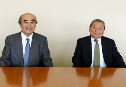 会見する田野副会頭と(左)と山崎会頭