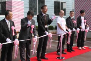 庖丁工房タダフサで「燕三条 工場の祭典」の開会式のテープカット、進光鋏製作所が手掛けた握りばさみをアピールする国定市長