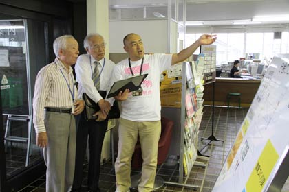 「燕三条 工場の祭典」にあわせて三条市役所が行っているオープンンドア、2日の庁内見学ツアーのようす