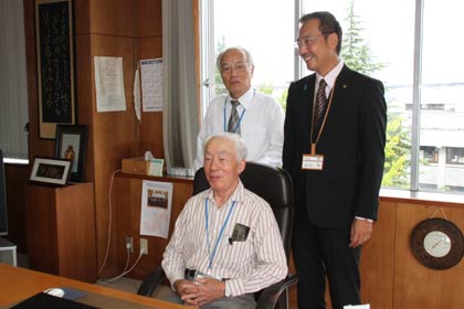 市長室で国定市長本人が対応
