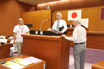  議場を見学