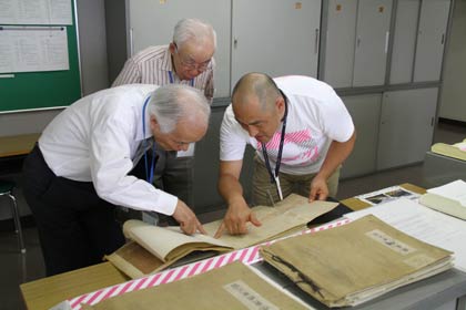  明治時代の更正図に見入る