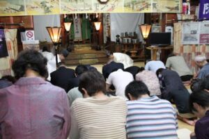 伊勢神宮の式年遷宮の還御の儀にあわせて燕・戸隠神社で遙拝式、400km離れた地から手を合わせる
