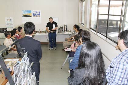 セブン・セブンの担当者から説明を聞く