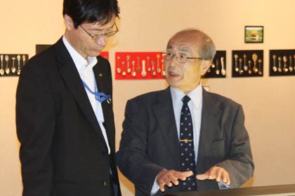 会場を訪れた鈴木市長に解説する松浦さん(右)