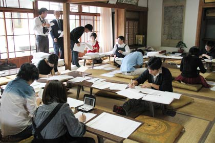 長善館が保存する鈴木虎雄の資料を整理する筑波大学人文学類の中野目教授ら