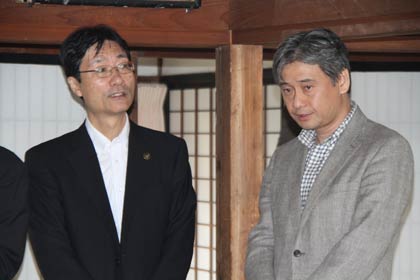 中野目教授(右)表敬した鈴木市長(左)